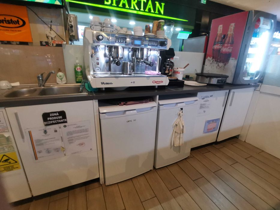 Vând insula în interior mall
