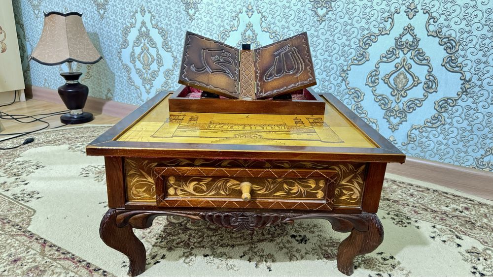 Құран кітап қоюға арналған аласа стол