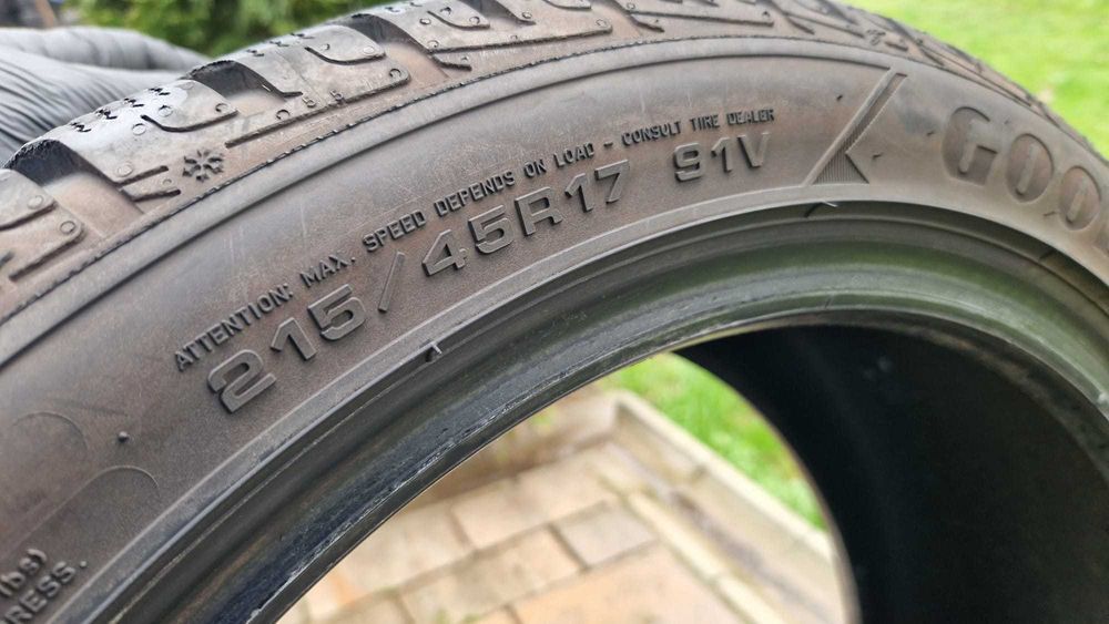 1 anvelopa iarna 215 45 R 17 Goodyear