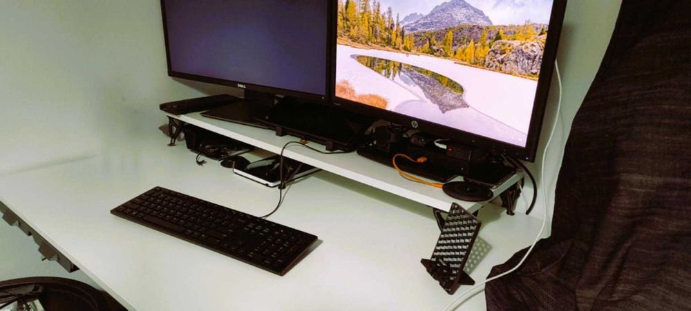 Suport monitoare birou – design modern, picioare 3D print, alb/negru