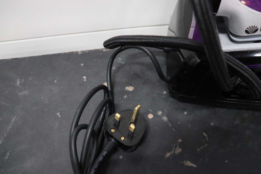 Парогенератор Daewoo 2400W 1.2L, 1.2L, керамично покритие,UK щепсел!