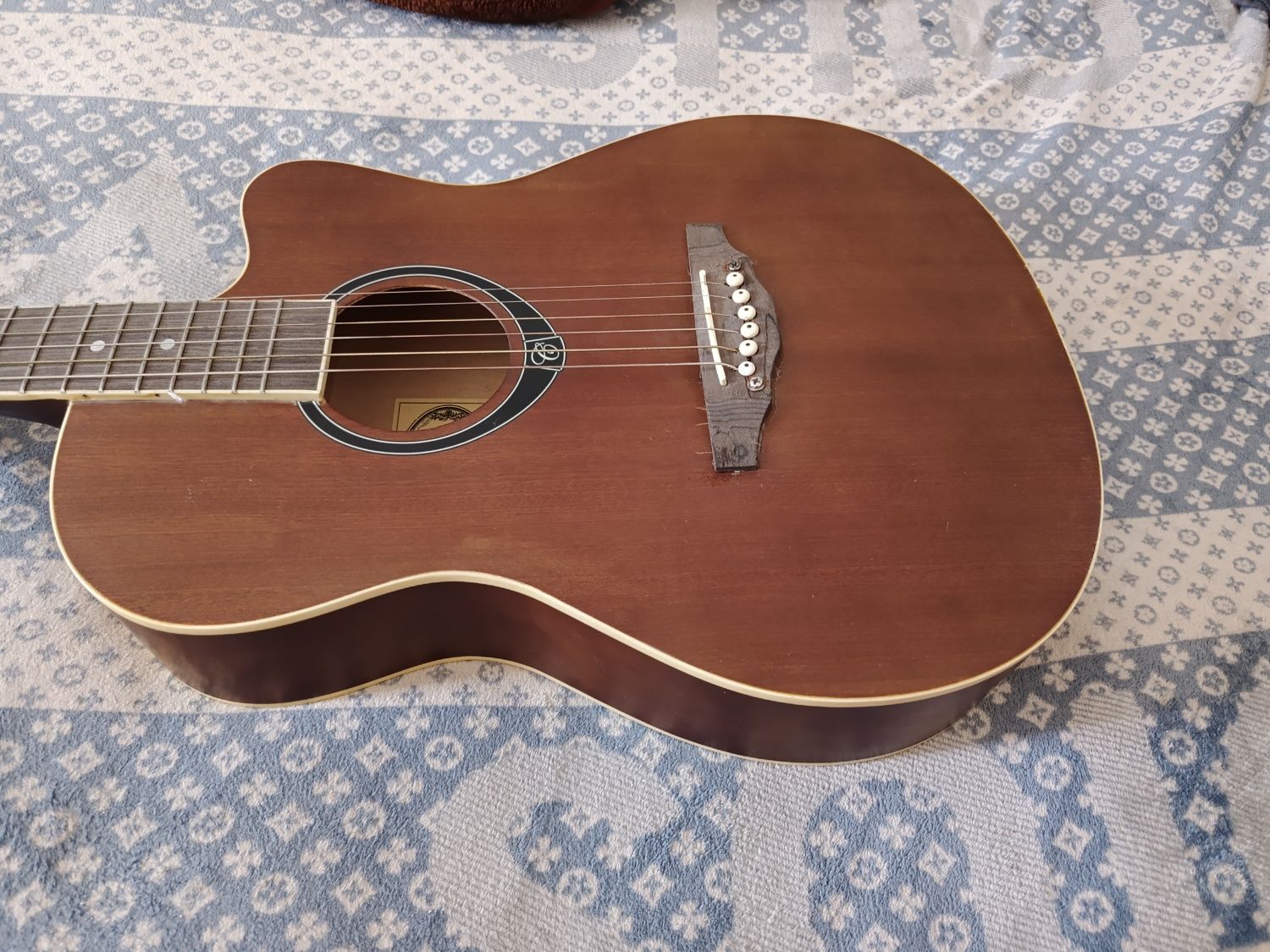 Gitara srochno sotiladi