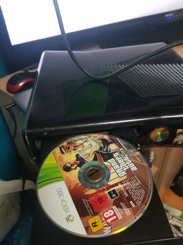 Vand nu schimb xbox 360 fara joystick-uri