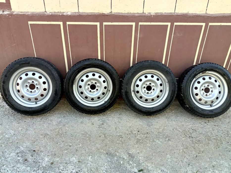 Автошины 4 штук комплект зимних
