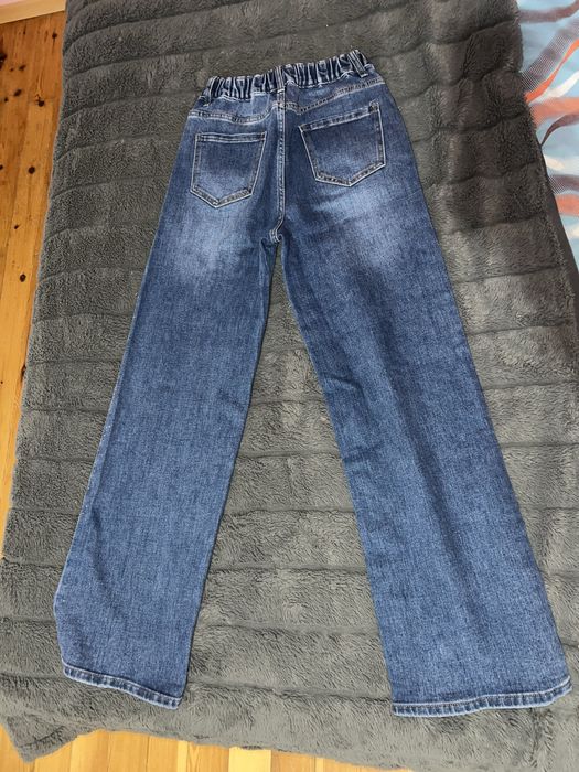 Продавам дънки с камъни и комплект с камъни