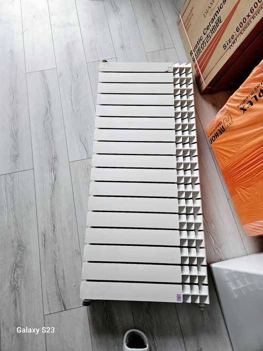 Продам ламинат б/у вас использовании 1 год. Серый цвет,33 класс .