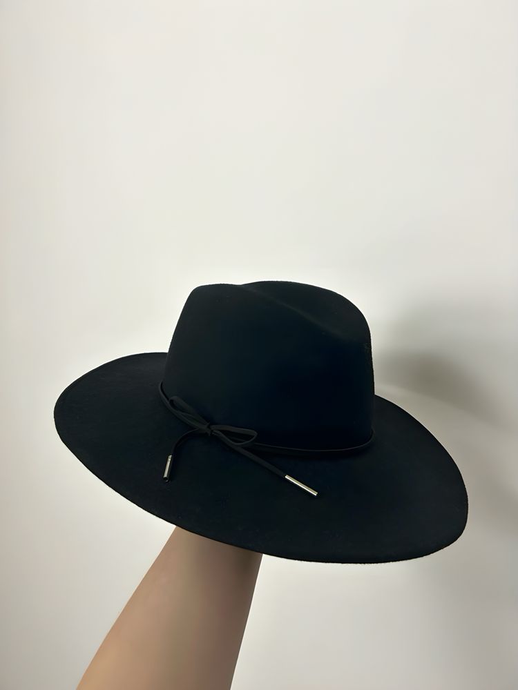 шляпа в черном цвете