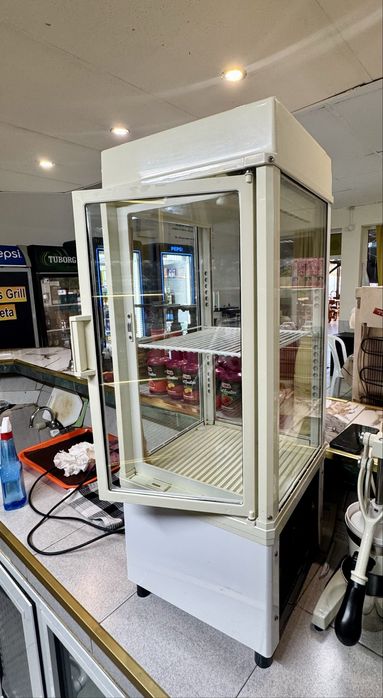 Хладилна витрина
