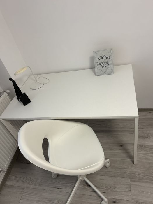 Scaun alb, rotayiv , reglabil pe inaltime.