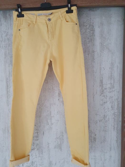 Vand blugi de la firma Zara si Berska marimea 38 ,M