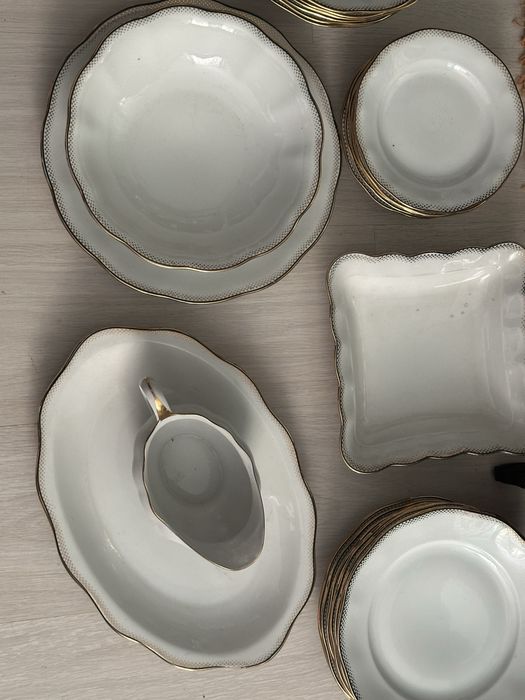 Set de masa pentru 6 persoane,  complet, portelan fin cu margine aurie