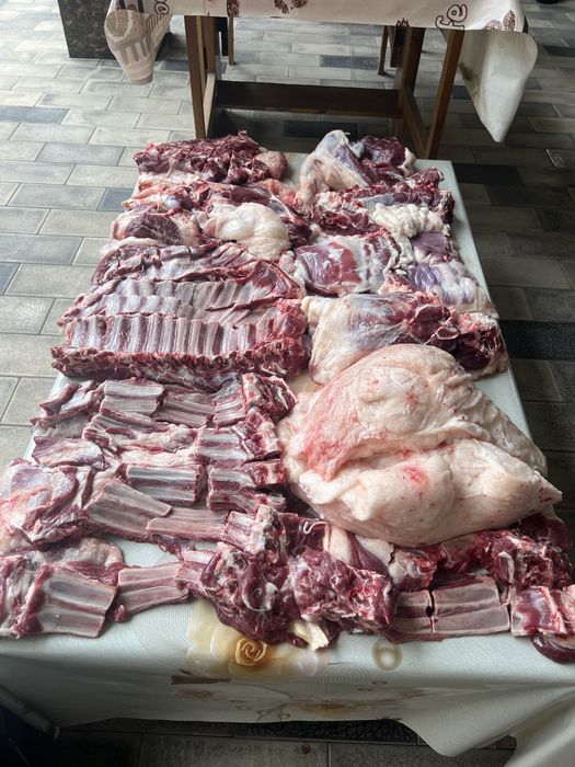 Эҳсонлик қилиш учун қўчқорлар, қассоб хизмати