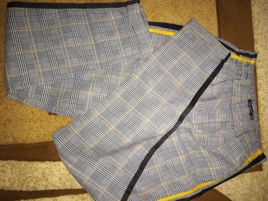 Bantaloni Bershka marimea XS, impecabili