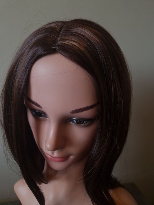 Кестенява перука с руси кичури на път