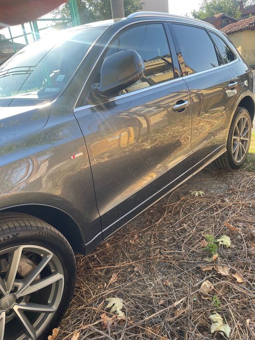Продава Audi Q5.