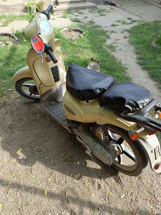 Scuter Aprilia scarabeo