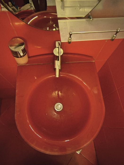 Запазени стъклен умивалник и огледало