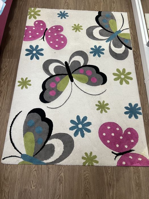 Covor camera copii cu fluturi