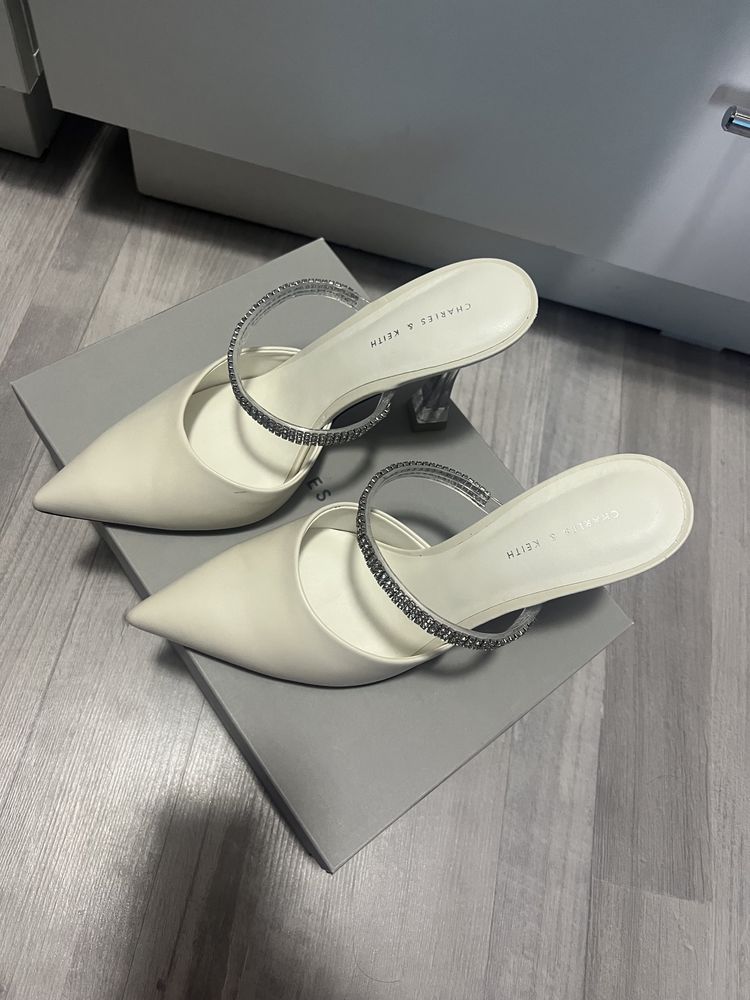 Срочно продаётся Туфли новые Charles and Keith