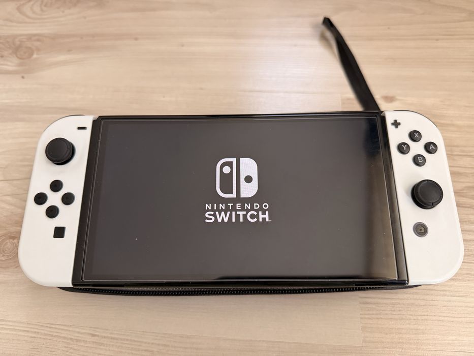 Nintendo Switch OLED – 256 GB – Stare foarte bună + 3 jocuri fizice
