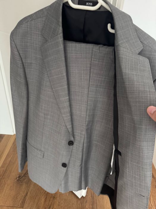 Vand Costum de barbati BOSS marimea 56 nou