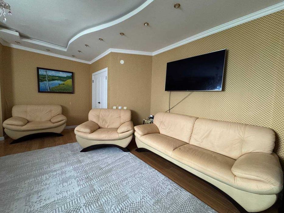 Комплект (кожанный диван и два кресла), натуральная кожа и дерево