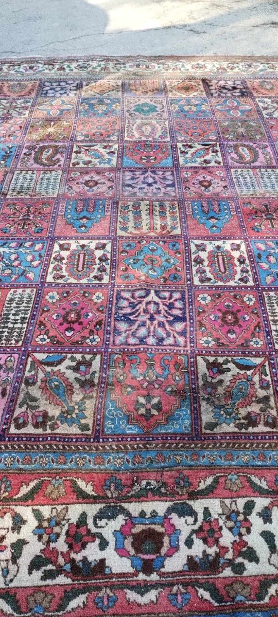 Стар античен килим