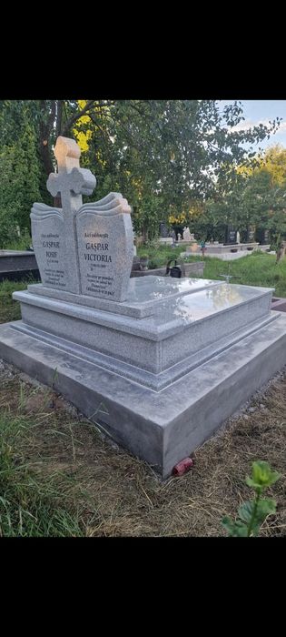 Monumente funerare, cruci