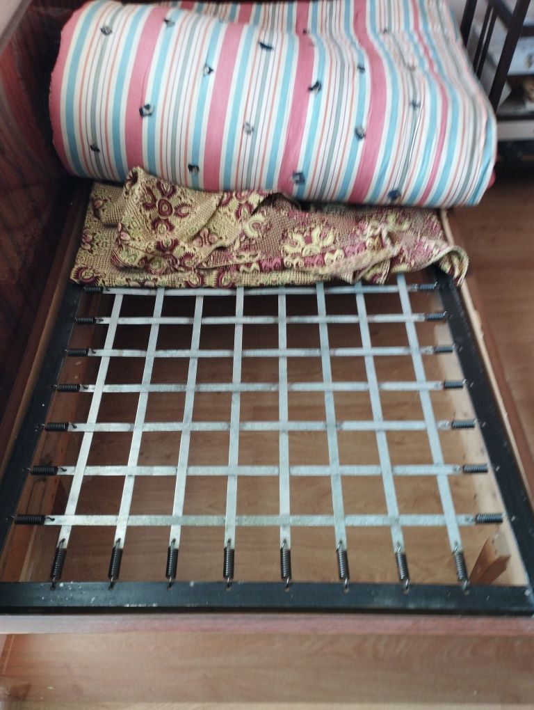 Продавам единично регло с пружина
