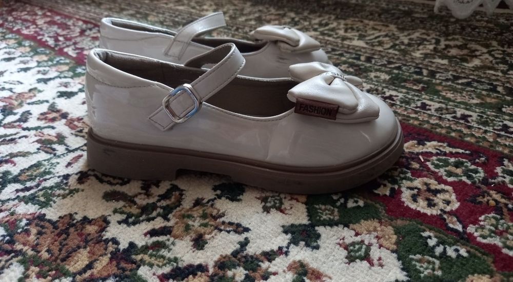 Продам туфли для девочки 7-8лет.