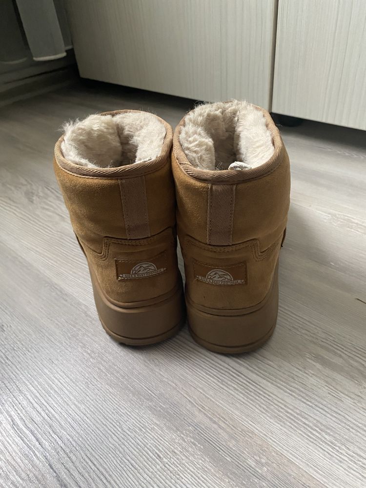 Vand  ghete ugg pentru dama