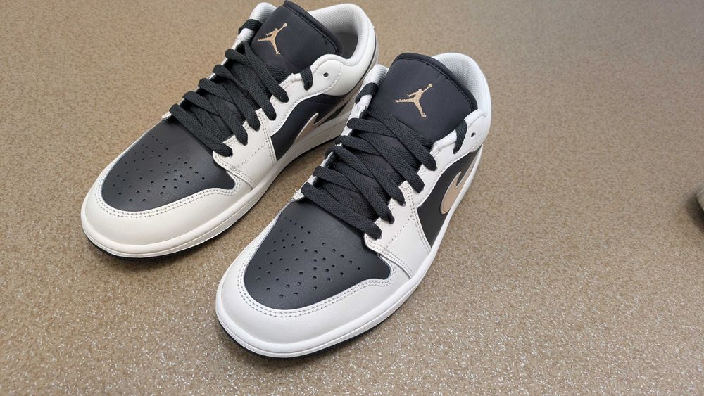 Nike Air Jordan 1 Low, mărimea 41-42, noi