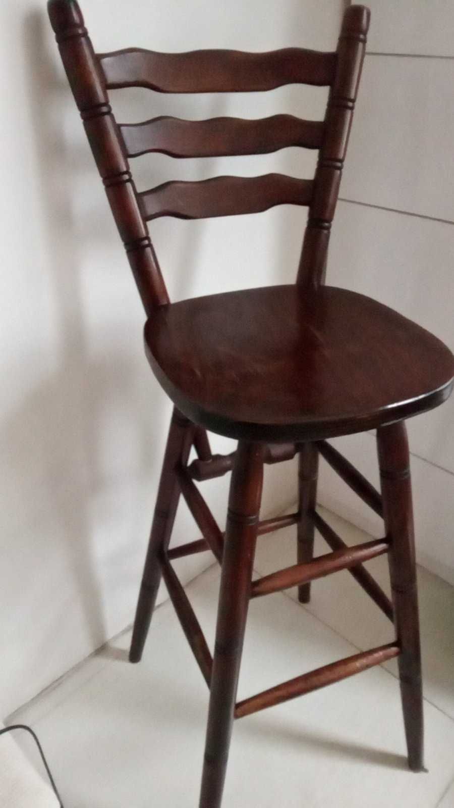 дървен бар стол със струговани  крака-тъмнокафяв