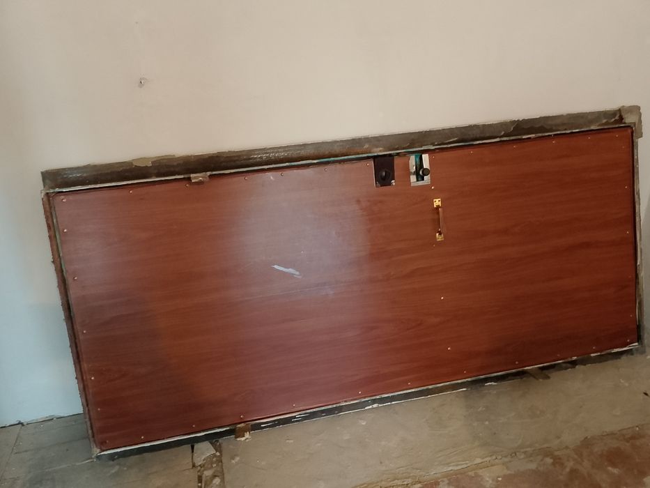 Продам входную дверь советская