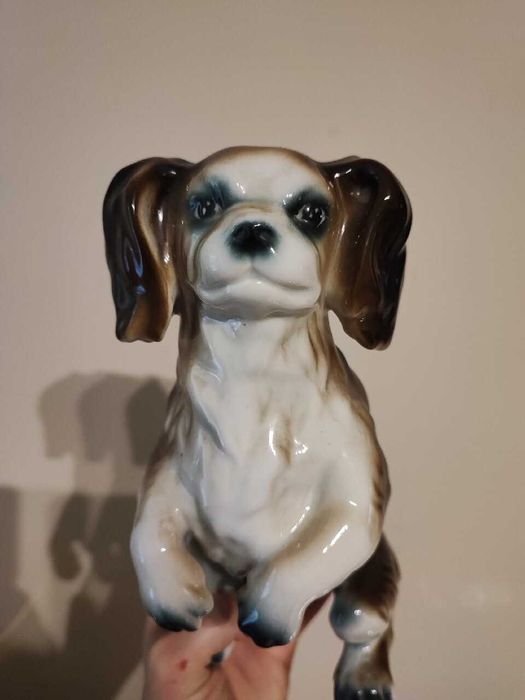 Figurină mare din porțelan reprezentând un câine cavalier King