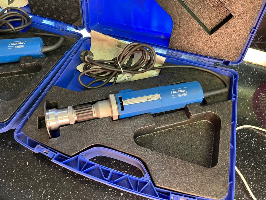 Masini 2 de taiat debitat sanfrenat eba12 si eni06