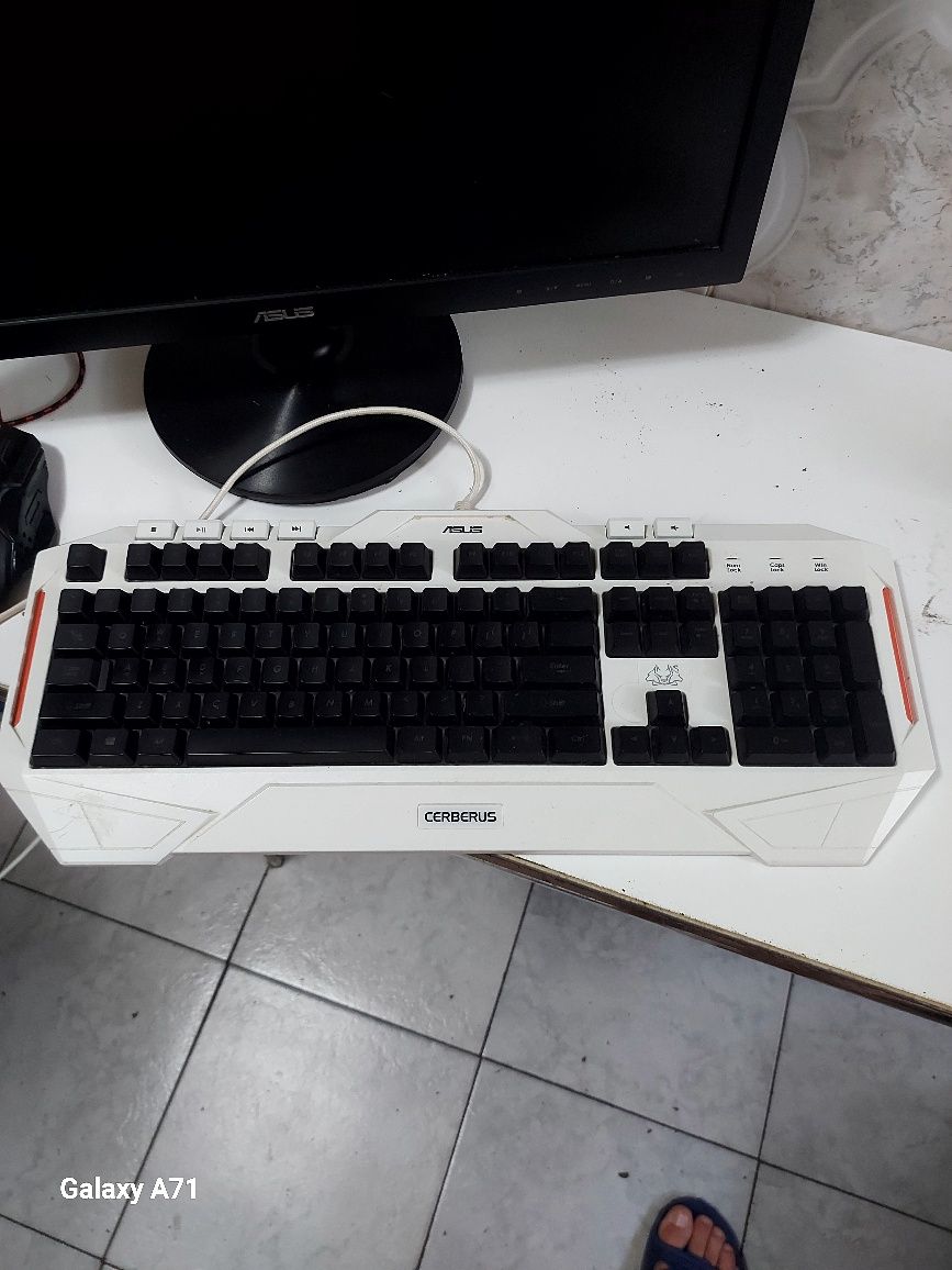 Unitate+monitor+mouse
