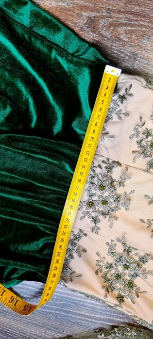 Vând rochie din catifea