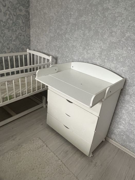 Продам кроватку с матрасом и пеленальным столиком(камод)
