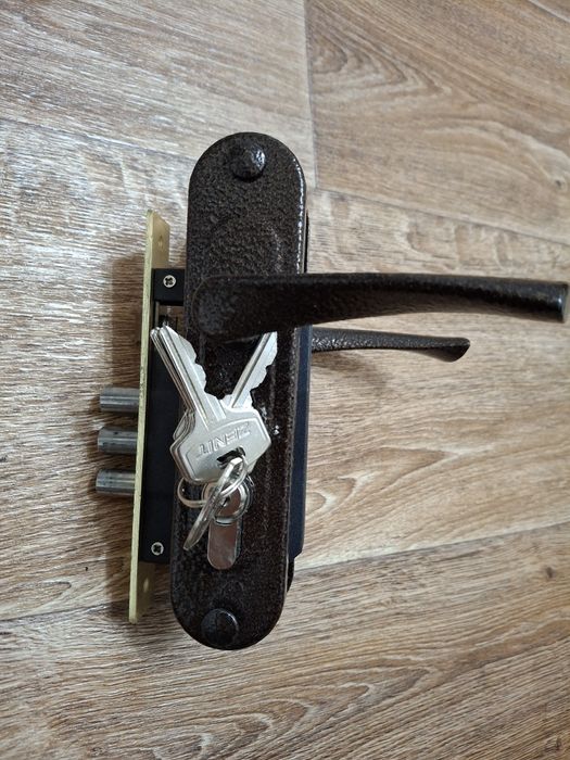 Продам  врезной  замок