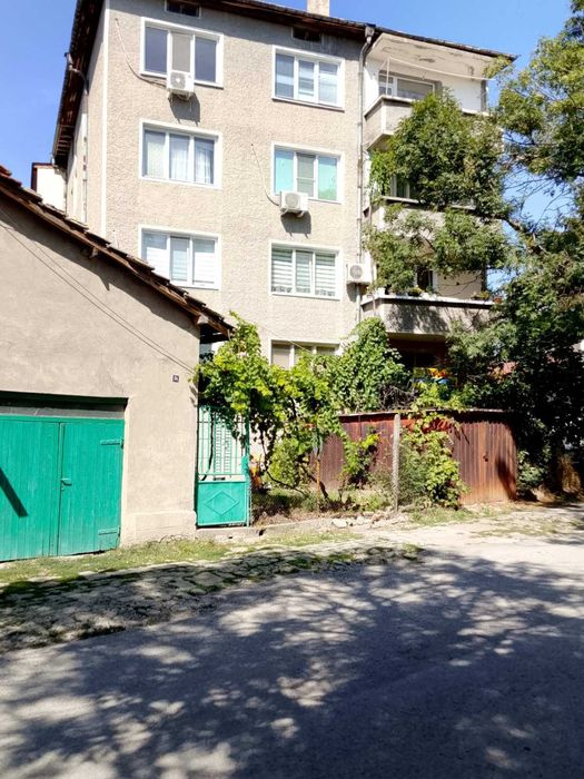 Къща с двор и апартамент, Търговище, Център , 185 кв.м.