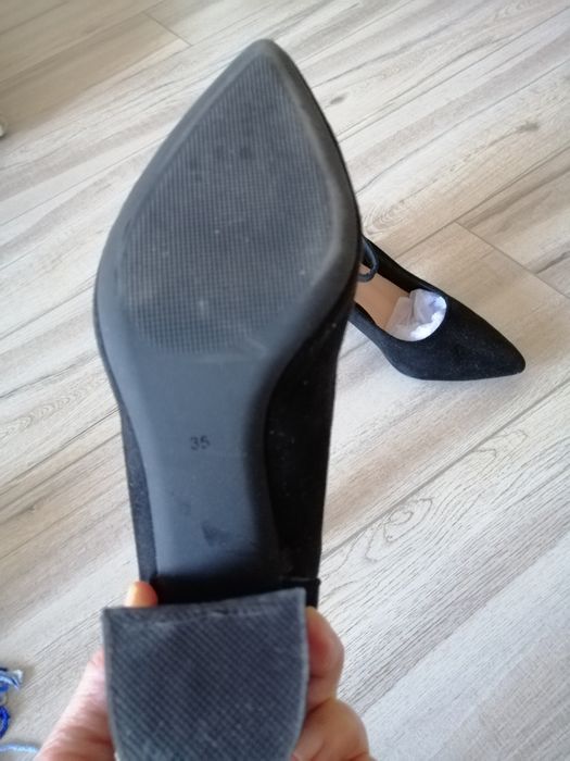 Женские замшевые туфли черного цвета на каблуке