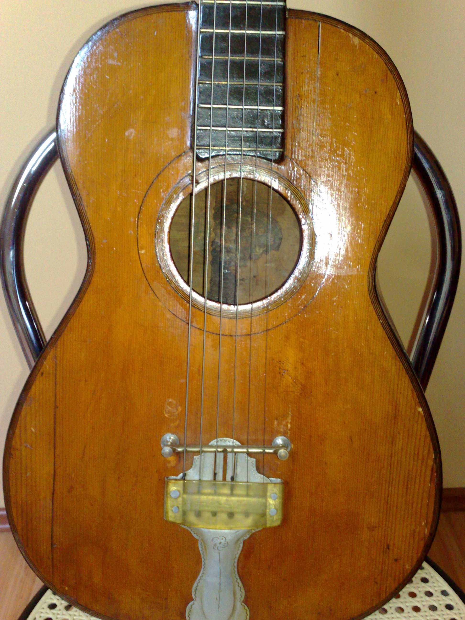Chitara din lemn veche din anii 70 - 80