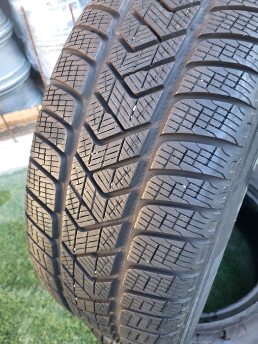 2 бр зимни 235/60/18 Pirelli