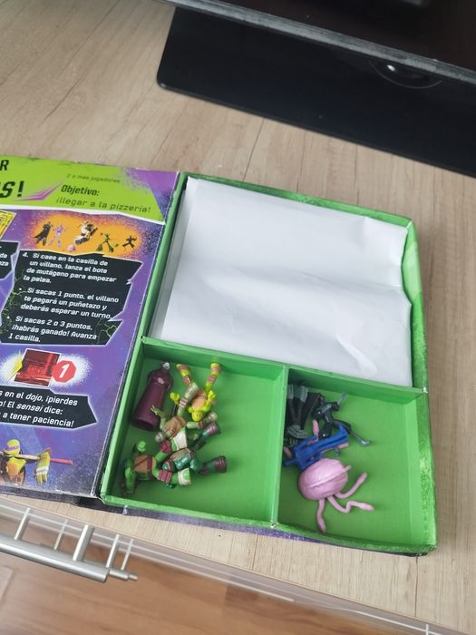 Продавам книга на Костенурките нинджа с фигурки