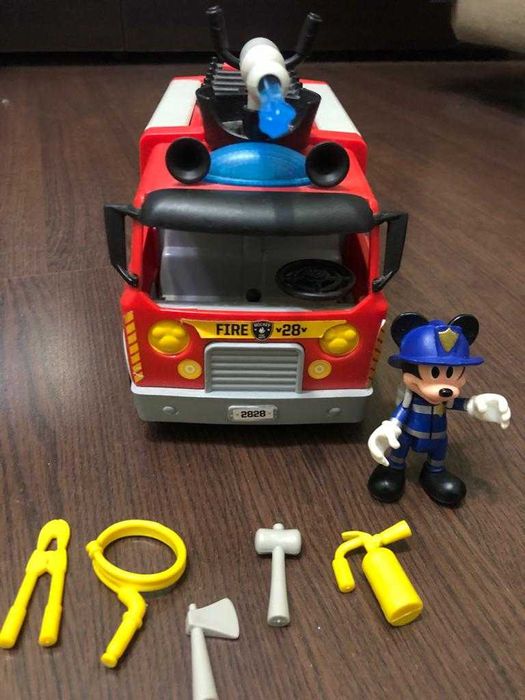Set de joaca IMC, Mickey Mouse si camionul de pompieri