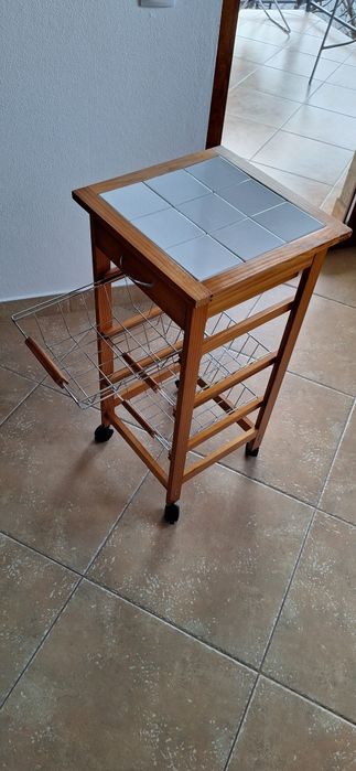 Măsuță lemn pentru cafea cu rotile.