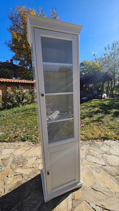 Продавам стилен бял витринен шкаф / библиотека