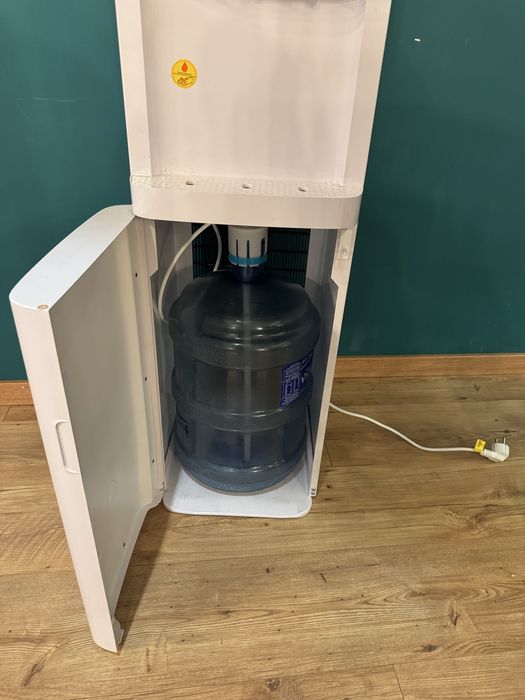 Диспенсър за вода  Muhler с долно зареждане и компресор