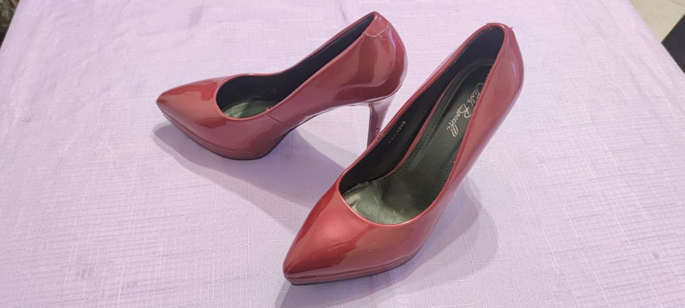 Лачени обувки на ток